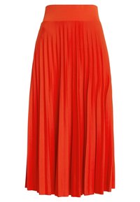 Falda plisada roja con una cinturilla ancha, hecha de una tela suave, con pliegues verticales para un detalle texturizado y una silueta fluida.