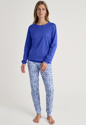 Blauwe lange mouw top met ronde hals, gecombineerd met gestreepte witte en blauwe pyjamabroeken met ingewikkelde ontwerpen en enkelmanchetten.