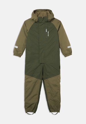 Combinaison de ski enfant une pièce vert olive et marron avec capuche, fermeture éclair devant, poignets élastiques, bandes réfléchissantes aux poignets et sangles au niveau des pieds.
