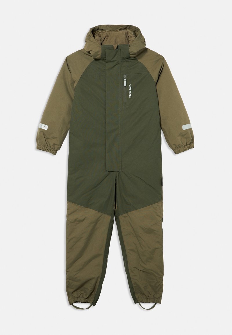 Combinaison de ski enfant une pièce vert olive et marron avec capuche, fermeture éclair devant, poignets élastiques, bandes réfléchissantes aux poignets et sangles au niveau des pieds.