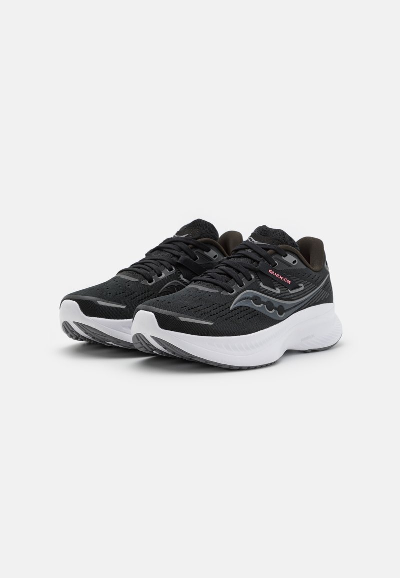 Scarpe da ginnastica nere realizzate in rete e materiali sintetici. Presentano una suola intermedia bianca, una superficie testurizzata e una punta rinforzata.