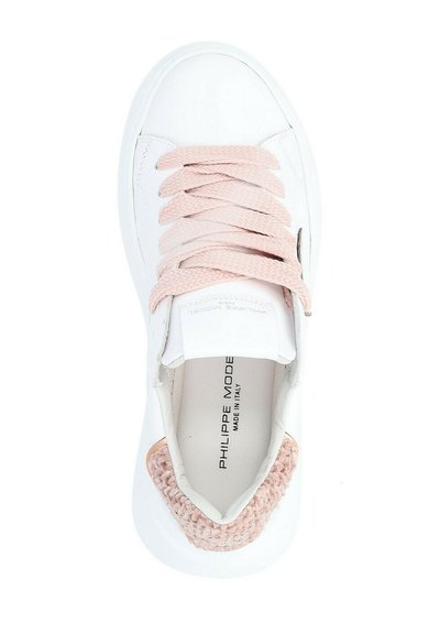 Sneaker bianco con lacci e dettagli rosa, tomaia in pelle liscia, particolare testurizzato sul tallone e logo sulla soletta.