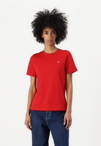 Tommy Hilfiger - CONTRAST FLAG TEE - Basic T-shirt - primary red Thumbnail Image 1