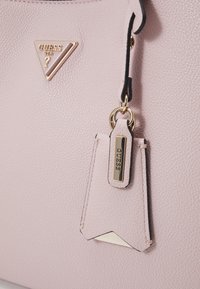 Guess MERIDIAN GIRLFRIEND SATCHEL - Håndveske - hellrose