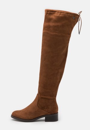 Botte en daim brun montant au-dessus du genou, avec un bout rond, un petit talon bloc et un cordon de serrage en haut pour un ajustement personnalisable. Texture lisse.