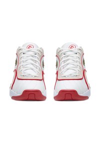 Valge paar sportlikke jalatseid punaste taldade ja aktsentidega, beežist nahast keel, ja valged paelad, vaadatud eestpoolt valgel taustal.