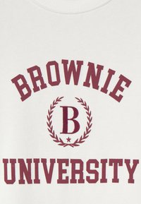 Sudadera blanca con texto en color marrón: "BROWNIE" en arco sobre "UNIVERSITY." Logotipo central con la letra "B" dentro de una corona de laurel.