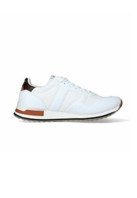 Scarpa atletica bianca con tomaia in materiale sintetico, pannelli testurizzati e un accento marrone sul tallone. Suola in gomma con una striscia nera e marrone.