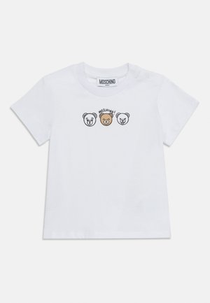 Λευκό παιδικό T-shirt με εικονογράφηση τριών προσώπων αρκούδων και το κείμενο "Moschino!" πάνω από την καφέ αρκούδα στο κέντρο, με κουμπιά στους ώμους.