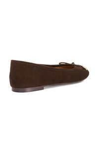 Bruine suède ballet flats met een ronde neus, vlak profiel en een kleine decoratieve strik aan de voorkant. Nep leren zool met minimale hardware.