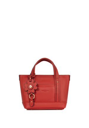 Rode leren handtas met dubbele handvatten, een voorvak en een sleutelhanger in de vorm van een bloem met een gouden ring.