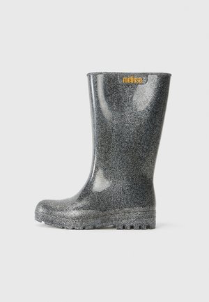 Botte de pluie noire scintillante en matériau brillant, avec une pointe ronde et une semelle texturée. Logo « melissa » orange vif sur le côté.