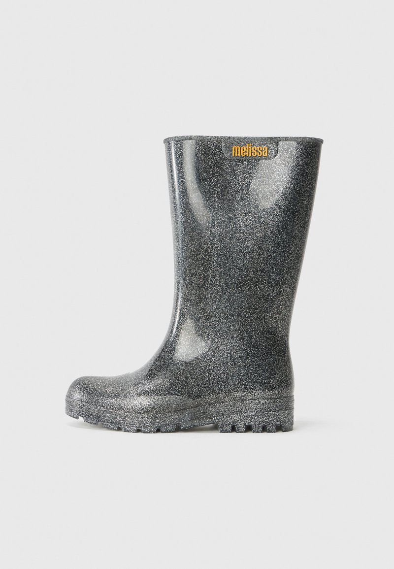 Cizme de ploaie negre sclipitoare, dintr-un material lucios, cu vârf rotund și talpă texturată. Logo-ul „melissa” în portocaliu aprins pe lateral.