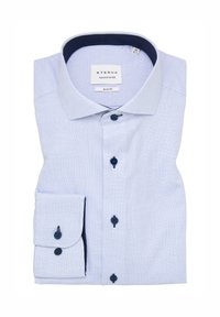 Hellblau gemustertes Hemd aus Baumwolle, mit einer schmalen Passform, kontrastierendem dunkelblauen Kragen und zwei dunklen Knöpfen auf der Vorderseite.