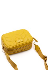 Borsa a tracolla in pelle gialla trapuntata con doppia cerniera e cinturino rimovibile. Presenta una patch con logo sulla parte anteriore.
