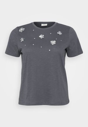 Siva bombažna majica s kratkimi rokavi, ki vsebuje kovinske cvetne aplikacije in bleščice, razporejene spredaj. Mehka tekstura, sproščen fit.