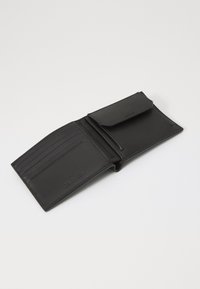 Portefeuille en cuir noir avec plusieurs emplacements pour cartes, une fermeture à pression et un design épuré ; texture lisse avec un logo de marque subtil embossé.