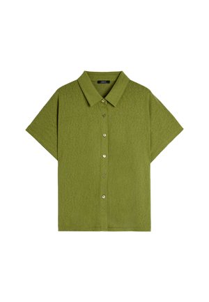 Krótki rękaw oliwkowej zielonej koszuli z guzikami, z wykładanym kołnierzykiem, guzikami z przodu i luźnym krojem na białym tle.