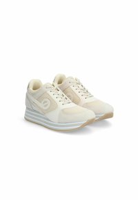 Scarpe sportive beige con tomaia in mesh e suede, design con lacci, collo imbottito e suola stratificata bianca e beige.