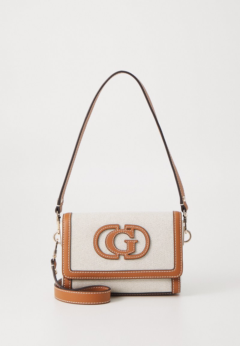 Bolsa de ombro castanha e bege, apresentando um detalhe de logotipo, acabamentos em pele, um corpo em tecido texturizado e uma alça de ombro destacável.