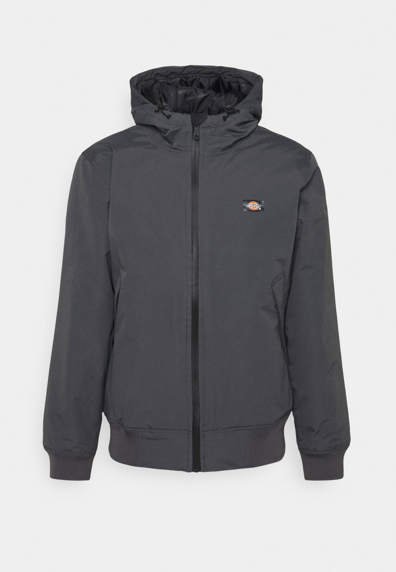 Graue Kapuzenjacke mit Reißverschlussfront, elastischen Bündchen und einem kleinen Logo auf der linken Brust. Hergestellt aus glattem, wasserabweisendem Material.