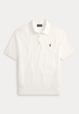 Weißes Polohemd mit kurzen Ärmeln, Rippenstrickmuster, Kragen, drei Knöpfen und kleinem dunkelblauem, gesticktem Logo auf der Brust.
