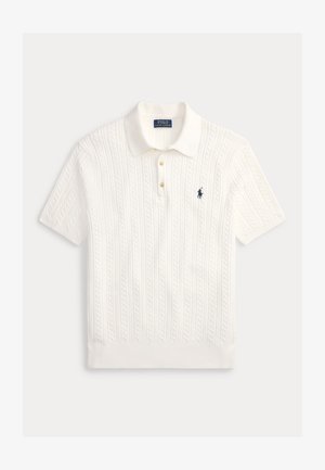 Weißes Polohemd mit kurzen Ärmeln, Rippenstrickmuster, Kragen, drei Knöpfen und kleinem dunkelblauem, gesticktem Logo auf der Brust.