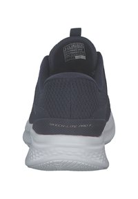 Sneaker blu scuro con upper in sintetico texturizzato, suola bianca imbottita e accenti grigi. Presenta una linguetta sul tallone per facilitarne l'indossamento.