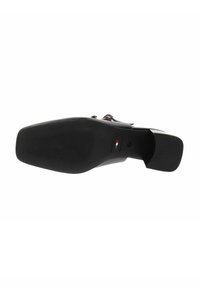 Suela de zapato negra con superficie texturizada; tacón ligeramente elevado y bordes lisos; presenta un detalle de la bandera italiana cerca de la plantilla.