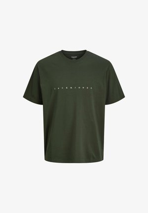 Szara kurtka softshell z kapturem, z zamknięciem na zamek błyskawiczny i kieszeniami bocznymi. Nosi ją osoba w ciemnozielonej koszuli i luźnych jasnoniebieskich dżinsach.