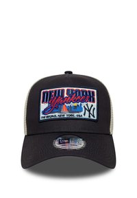 Sort baseball cap med netbag, prydet med et farverigt broderet mærke, der siger "NEW YORK Yankees" og en afbildning af en yacht.