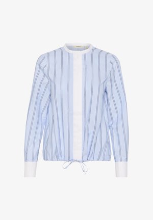 Világoskék, hosszú ujjú blúz, függőleges sötétkék csíkokkal, kerek nyakkivágással, gombos elülső záródással és ráncolt derékkal.