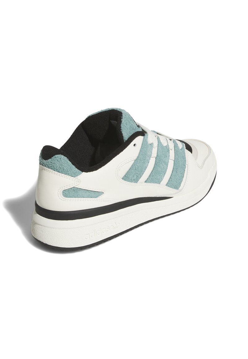 Baskets blanches avec un accent en suède vert menthe texturé, doublure noire et trois rayures blanches. Comprend une semelle extérieure noire et un détail de marque.