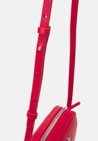 HUGO CHRIS CROSSBODY - Keresztpántos táska - red