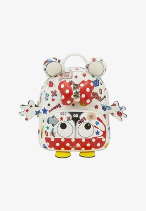 Kleine witte rugzak met kleurrijke cartoonogen, rode polkadotstrik, oren, armen en gele voeten, versierd met diverse grafische patches.