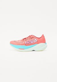 Futócipő rózsaszín hálós felsőrészével, kék és fehér párnázott talppal. A HOKA logo jól láthatóan a cipő oldalán található.