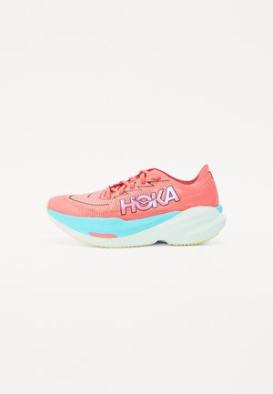 Løpesko med rosa mesh-overdel, med en blå og hvit dempet såle. HOKA-logoen er tydelig plassert på siden.