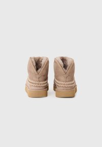 UGG CLASSIC MINI CRESCENT - Ankle boots - caribou