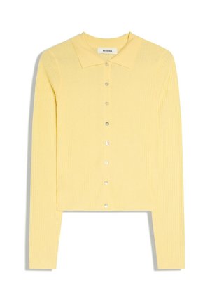 Cardigan jaune côtelé à manches longues avec boutons et large col, présenté à plat sur un fond blanc.