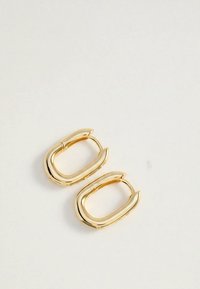 Een paar gladde, gepolijste gouden rechthoekige oorringen met afgeronde randen, plat liggend op een licht neutrale achtergrond.