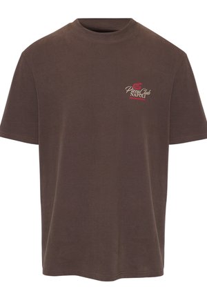 Camiseta marrón de manga corta con cuello redondo y pequeño logo rojo y blanco de "Pizza Club Napoli" en la parte superior izquierda del pecho.