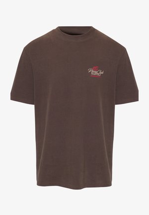 Camiseta marrón de manga corta con cuello redondo y pequeño logo rojo y blanco de "Pizza Club Napoli" en la parte superior izquierda del pecho.