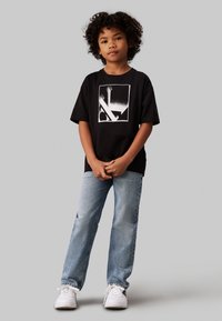 Calvin Klein Jeans MONOGRAM GRID RELAXED - Triko s potiskem - black