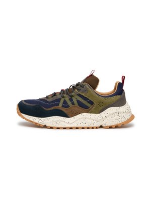 Sneaker casual con pannelli in suede navy, oliva e marrone, suola bianca screziata, suola in gomma, lacci decorati e pull tab sul tallone e sulla linguetta.