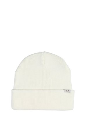 Cappello in maglia bianco, con risvolto. Il tessuto ha una consistenza morbida e presenta un piccolo etichetta sul lato.