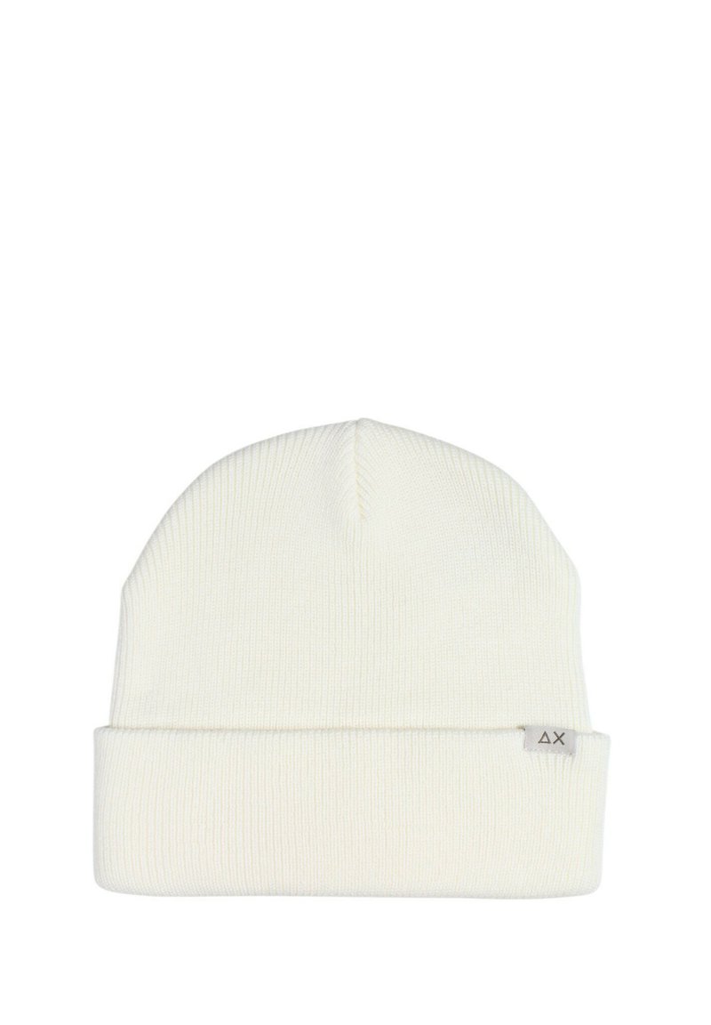 Cappello in maglia bianco, con risvolto. Il tessuto ha una consistenza morbida e presenta un piccolo etichetta sul lato.