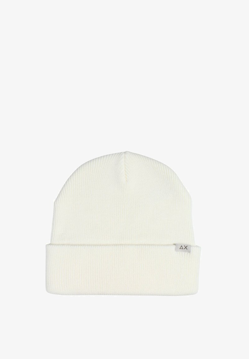 Cappello in maglia bianco, con risvolto. Il tessuto ha una consistenza morbida e presenta un piccolo etichetta sul lato.