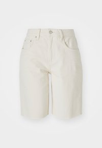 Shorts en denim beige avec une taille mi-haute, cinq poches et une coupe droite. Le tissu semble durable avec une texture lisse et un ourlet effiloché.