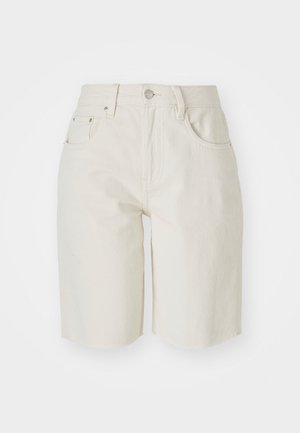 Șorturi din denim bej cu talie medie, cinci buzunare și design drept. Materialul pare a fi durabil, cu o textură netedă și margine desfăcută.