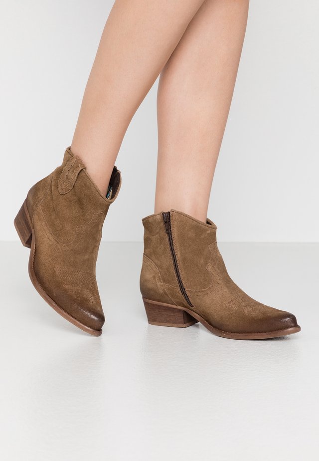 WEST - Cowboy/biker ankle boot - momma